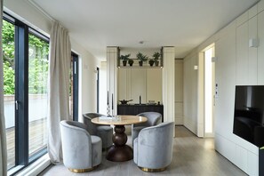 Apartment | Living area | 50-inch flat-screen TV with digital channels - Bakery House by Nestor (London)