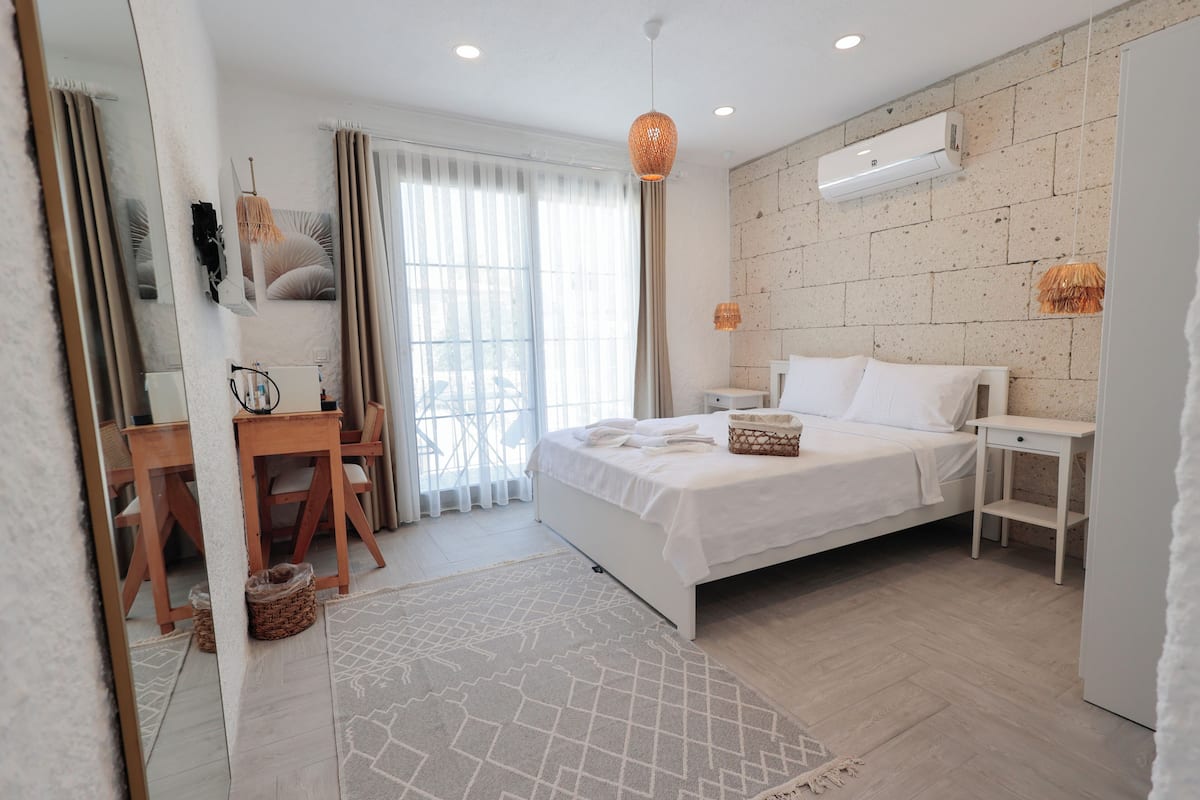 Habitación superior, balcón, vista al jardín | Artículos del minibar gratis, escritorio, wifi gratis y ropa de cama