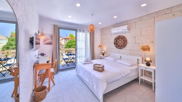 Superior kamer, balkon, uitzicht op tuin | Een gratis minibar, een bureau, gratis wifi, beddengoed