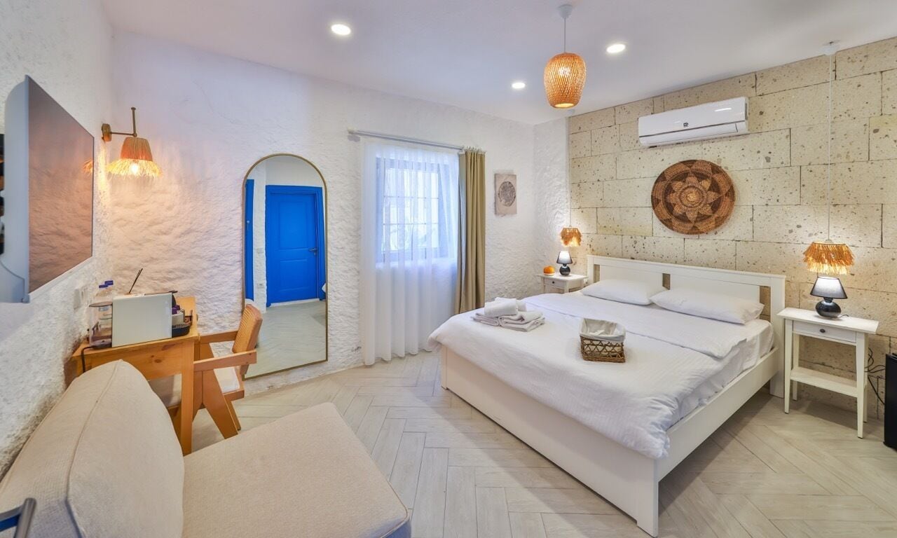 Minibar con artículos gratuitos, escritorio, wifi gratis y ropa de cama