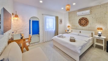 Minibar con artículos gratuitos, escritorio, wifi gratis y ropa de cama
