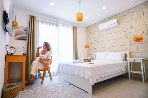 Habitación superior, balcón, vistas al jardín | Minibar con artículos gratuitos, escritorio, wifi gratis y ropa de cama