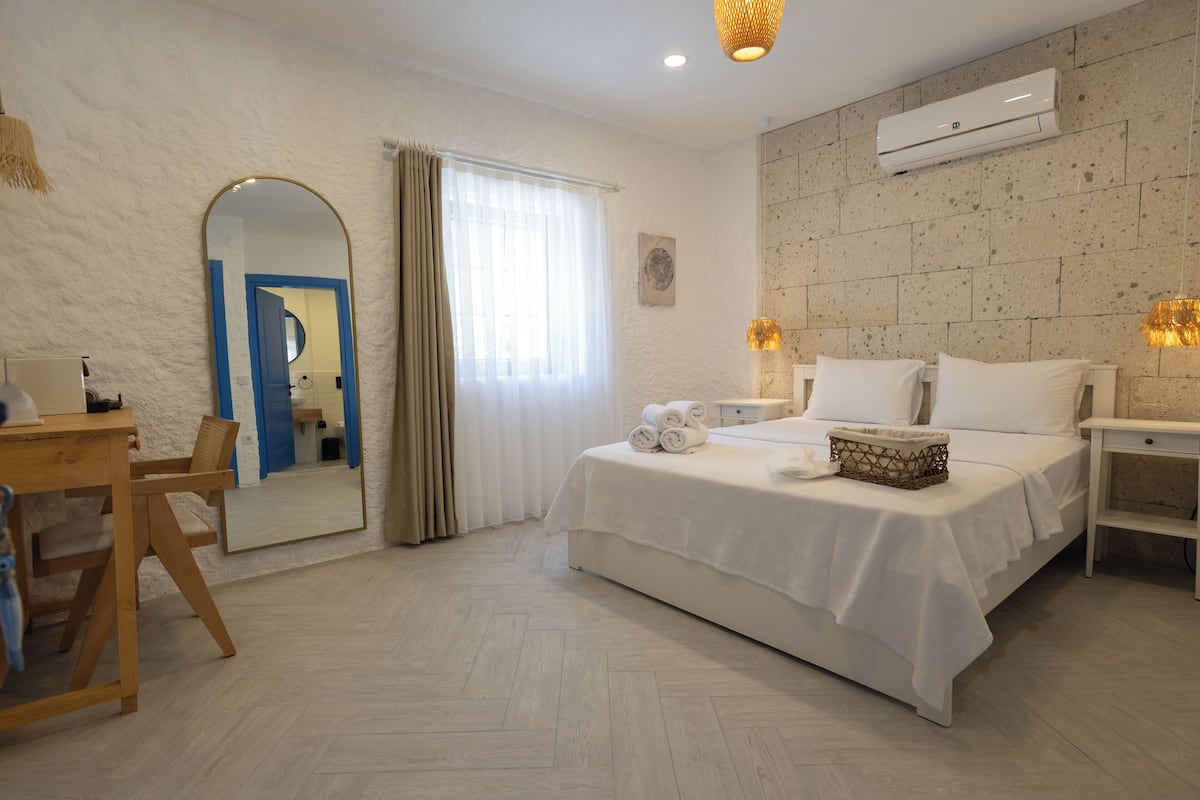 Habitación estándar, vista a la ciudad | Artículos del minibar gratis, escritorio, wifi gratis y ropa de cama