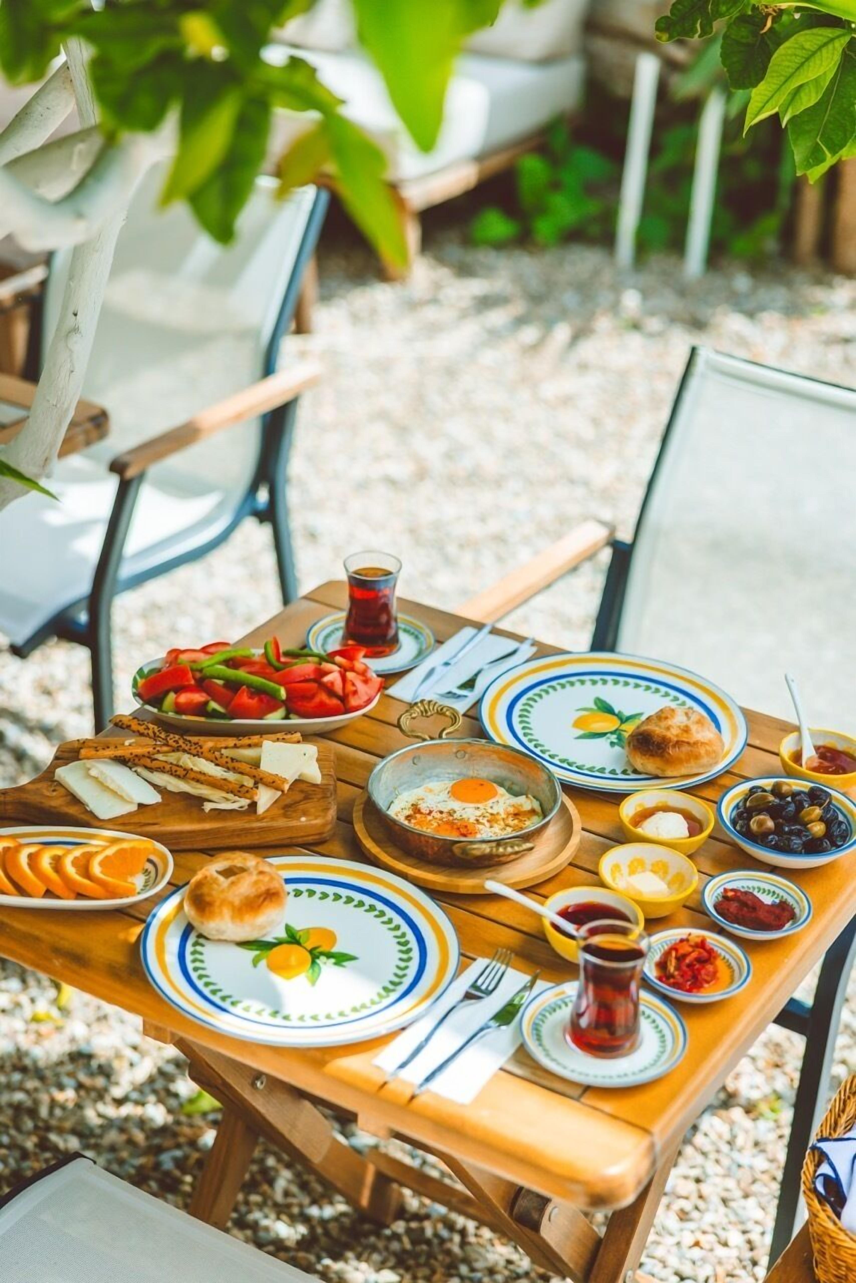 Petit déjeuner complet compris tous les jours