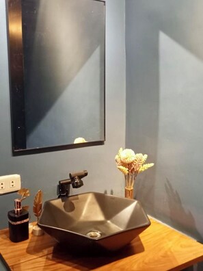 淋浴设施、毛巾、肥皂、卫生纸