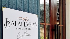 Naamplaatje voor Balai Evelyn Transient Home, voorzien van een handgeschreven handtekening.