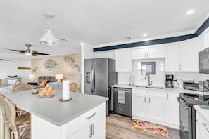 Geladeira, micro-ondas, fogão, cooktop