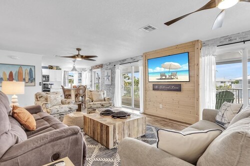 Newly Renovated 4BR/3BA Home in Marathon with Private Pool, Jetted Tub, and 40' Canal Dockage