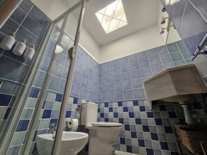 Douche, sèche-cheveux, bidet, serviettes fournies