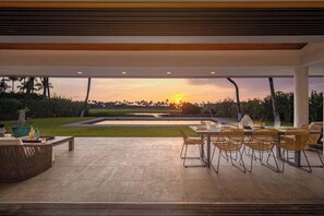 Outdoor dining - Over 3600 sqft 🏊Private Pool🚶‍♂️Walk to MLBeachClub (Waimea)