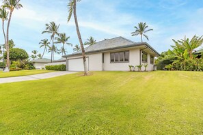 Property grounds - Over 3600 sqft 🏊Private Pool🚶‍♂️Walk to MLBeachClub (Waimea)