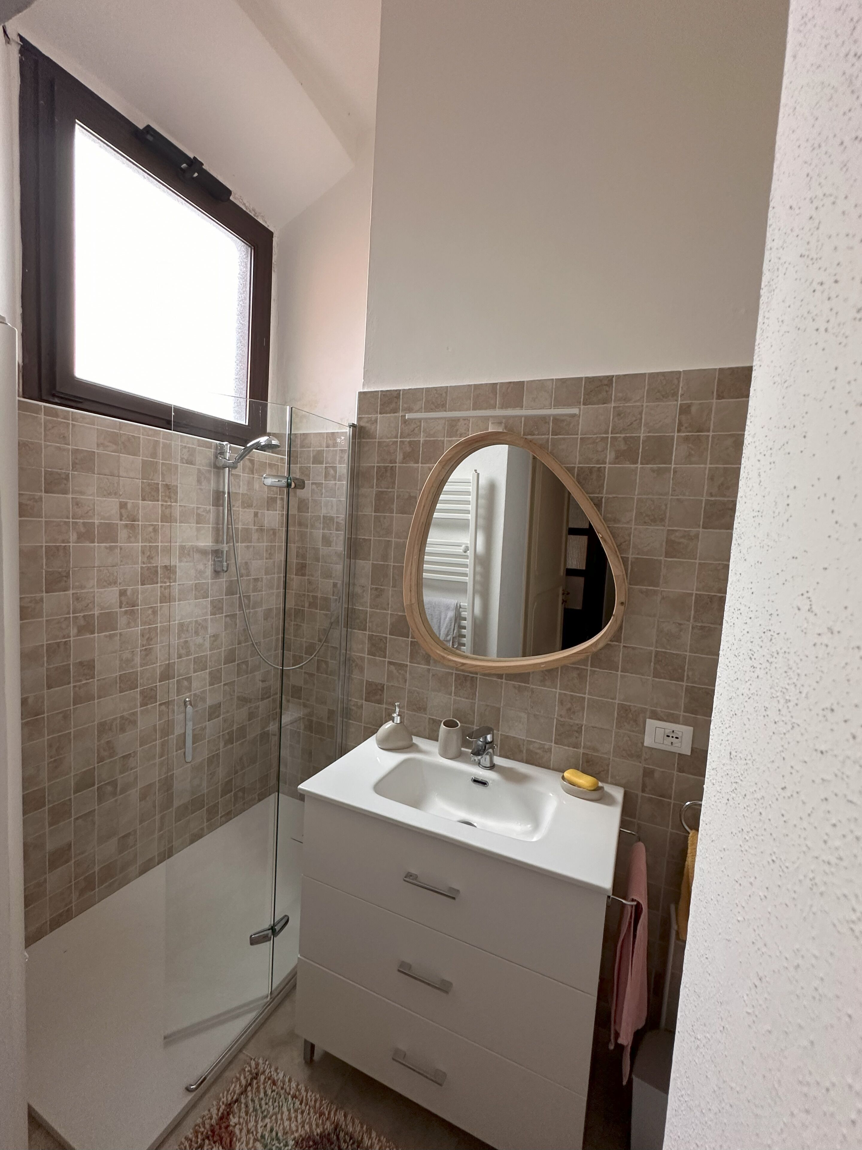 Douche, articles de toilette écologiques, sèche-cheveux, bidet
