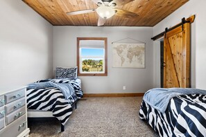 3 habitaciones, escritorio, tabla de planchar con plancha y wifi gratis