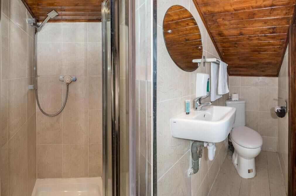 Camera tripla | Bagno | Doccia, asciugacapelli, asciugamani, sapone