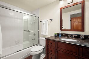 Chuveiro, secador de cabelo, toalhas de banho