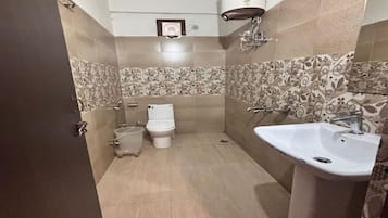 Superior Triple Room | Bathroom | Free toiletries, towels, soap, shampoo