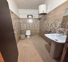 高级三人房 | 浴室 | 免费洗浴用品、毛巾、肥皂、洗发水