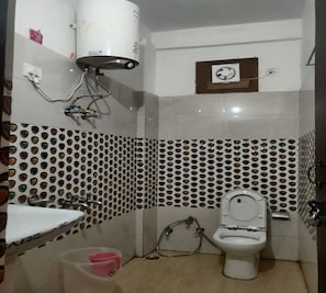 Deluxe Triple Room | Bathroom | Free toiletries, slippers, bidet, towels - Hotel River View (Badrinath)