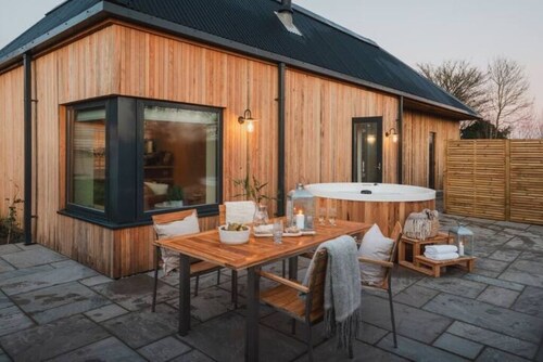 Longstones Avebury - Horslip