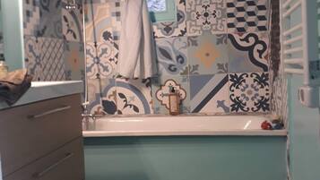 Hårføner, håndklær, såpe og toalettpapir