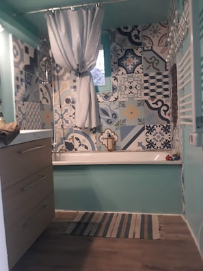 Sèche-cheveux, serviettes fournies, savon, papier toilette