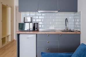 Kühlschrank, Mikrowelle, Herdplatte, Wasserkocher