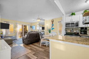Un apartamento moderno con sala de estar, comedor y cocina.