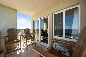 Terrace/patio - Oceanfront Beach Condo, Pool, Gym, Fishing Surfing (Virginia Beach)