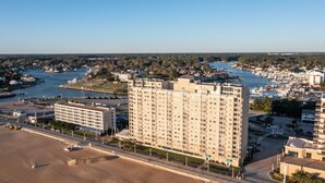 Un grand hôtel à plusieurs étages, doté d’un parking et d’une marina avec des bateaux.