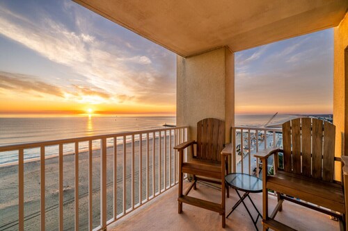 Oceanfront Beach Condo, Pool, Gym, Fishing Surfing