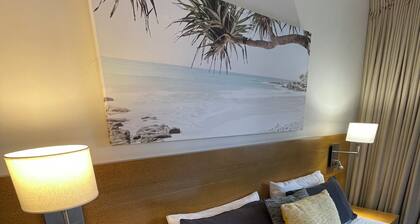Top Floor Studio Unit in Urangan Ocean Harbour Views Pool Spa