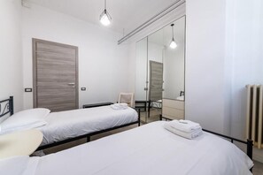 3 chambres, fer et planche à repasser, Wi-Fi, draps fournis