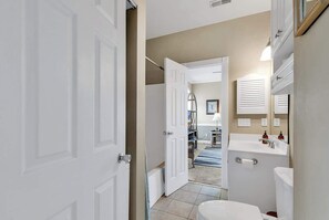 Douche, serviettes fournies, papier toilette