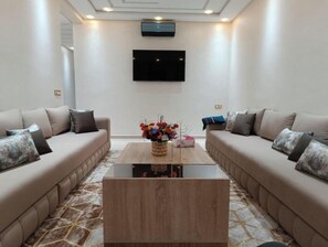 TV, fireplace - Chez bousfyha (Marrakech)