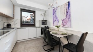 Apartment (41) | Eigene Küche | Kühlschrank, Herdplatte, Wasserkocher, Kochgeschirr/Geschirr/Besteck