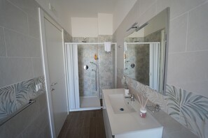 Dusche, Haartrockner, Bidet, Seife