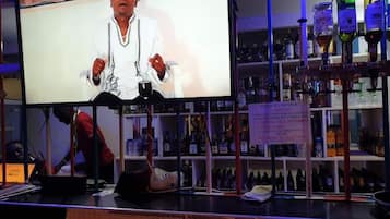 2 bars/lounges