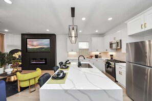 Kühlschrank, Mikrowelle, Ofen, Herdplatte