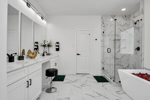 Dusche, Haartrockner, Handtücher, Shampoo