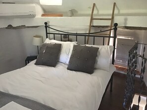 1 bedroom, bed sheets