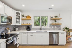 Kjøleskap, mikrobølgeovn, oppvaskmaskin og kaffetrakter/tekoker