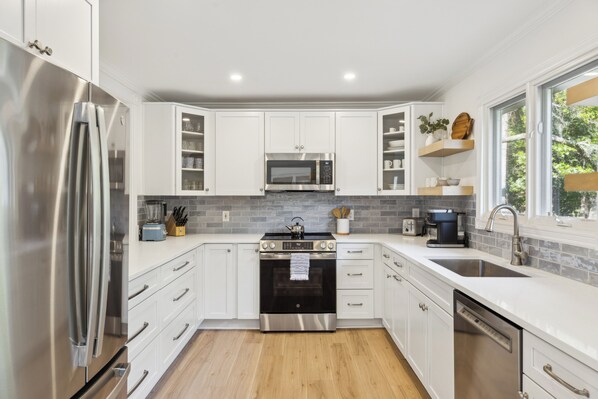 Kühlschrank, Mikrowelle, Geschirrspüler