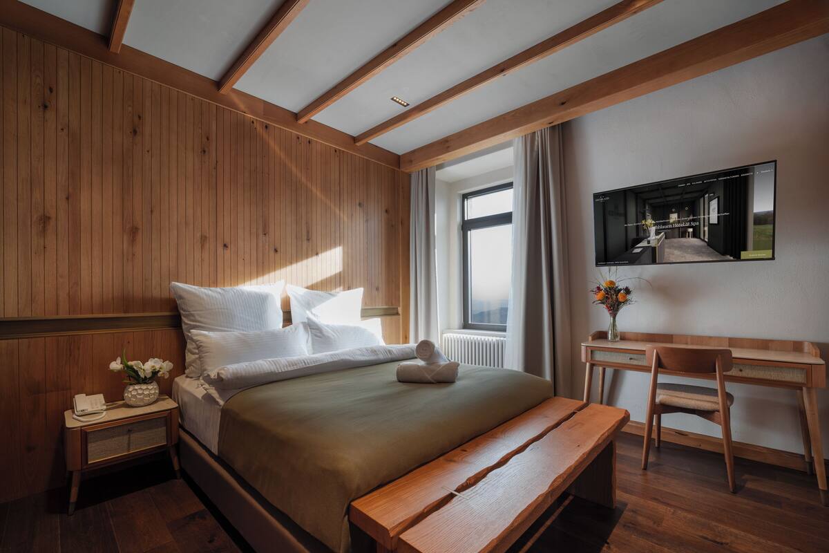 Caja de seguridad en la habitación, escritorio y cortinas blackout