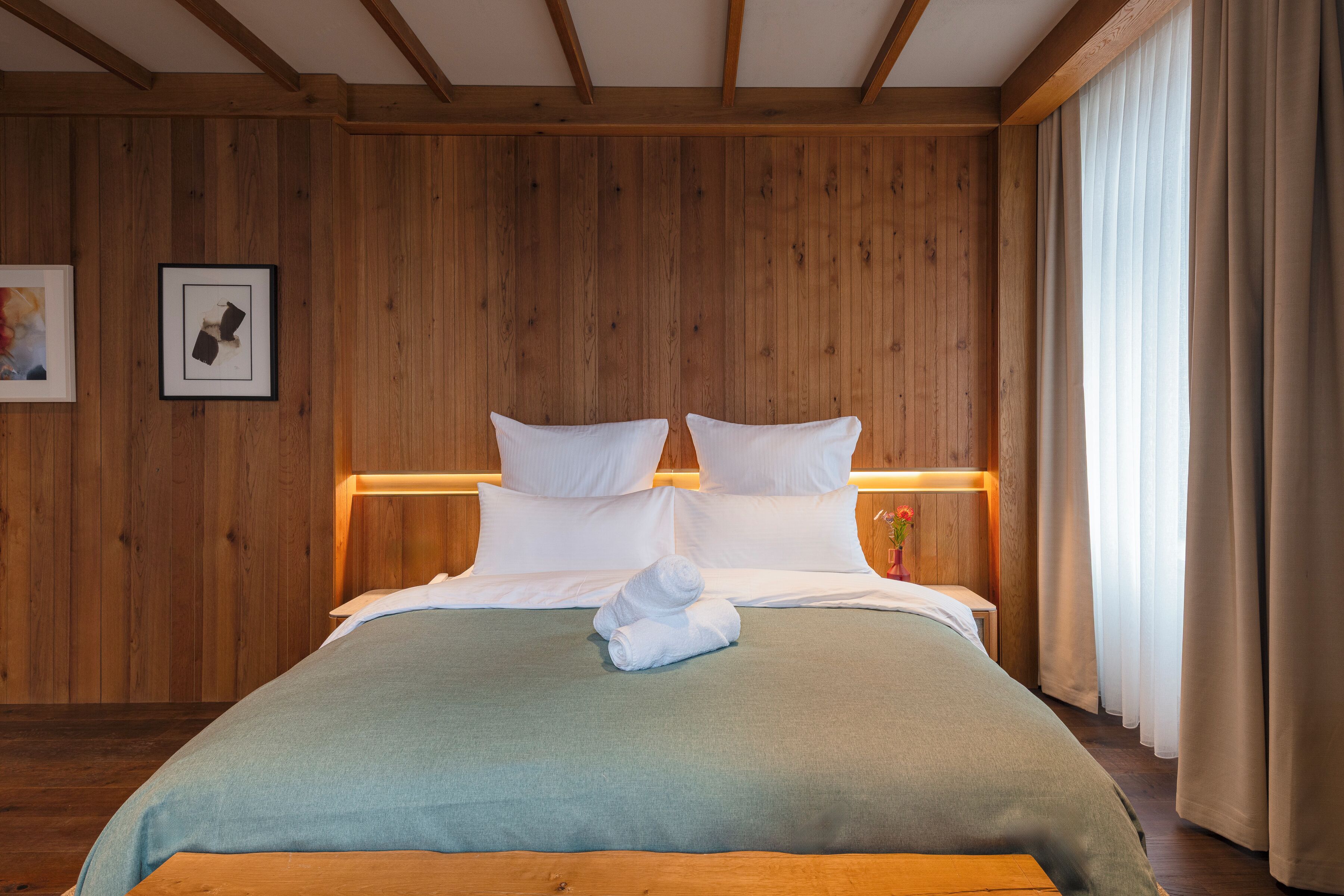 Hochwertige Bettwaren, Zimmersafe, Schreibtisch