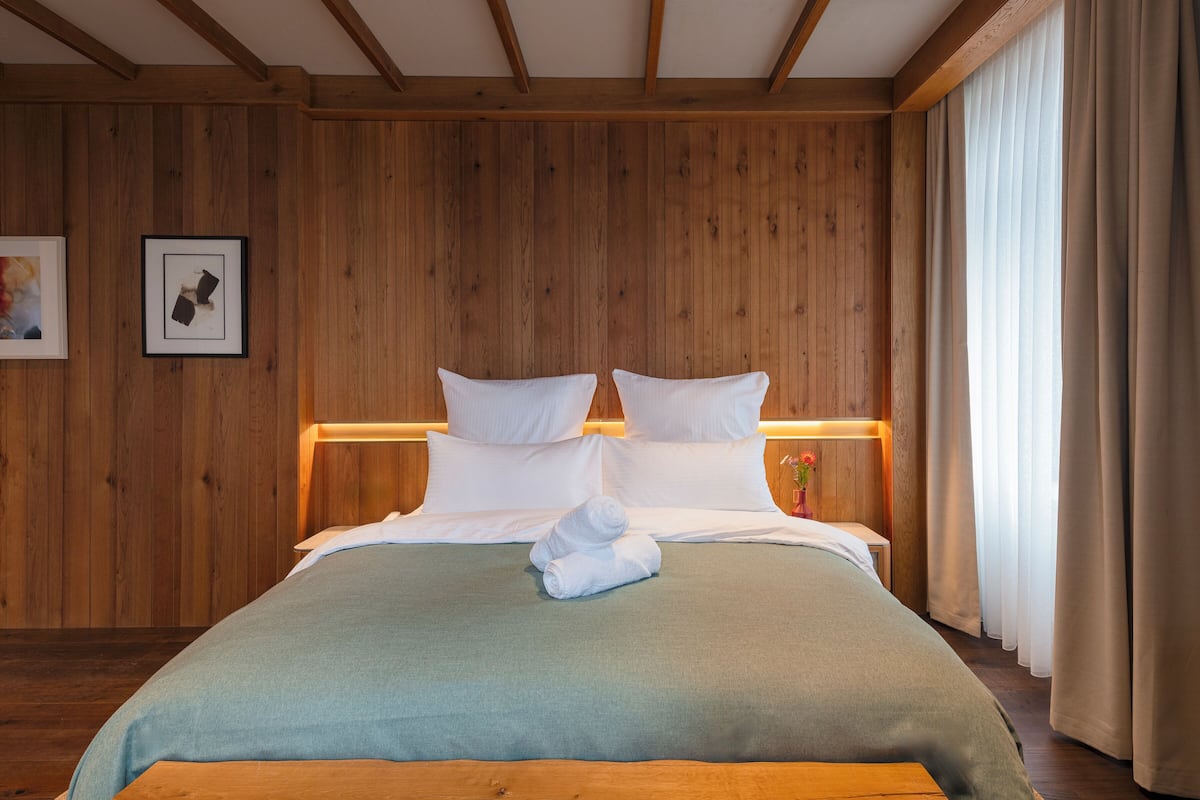 Premium bedding, in-room safe, desk, laptop workspace