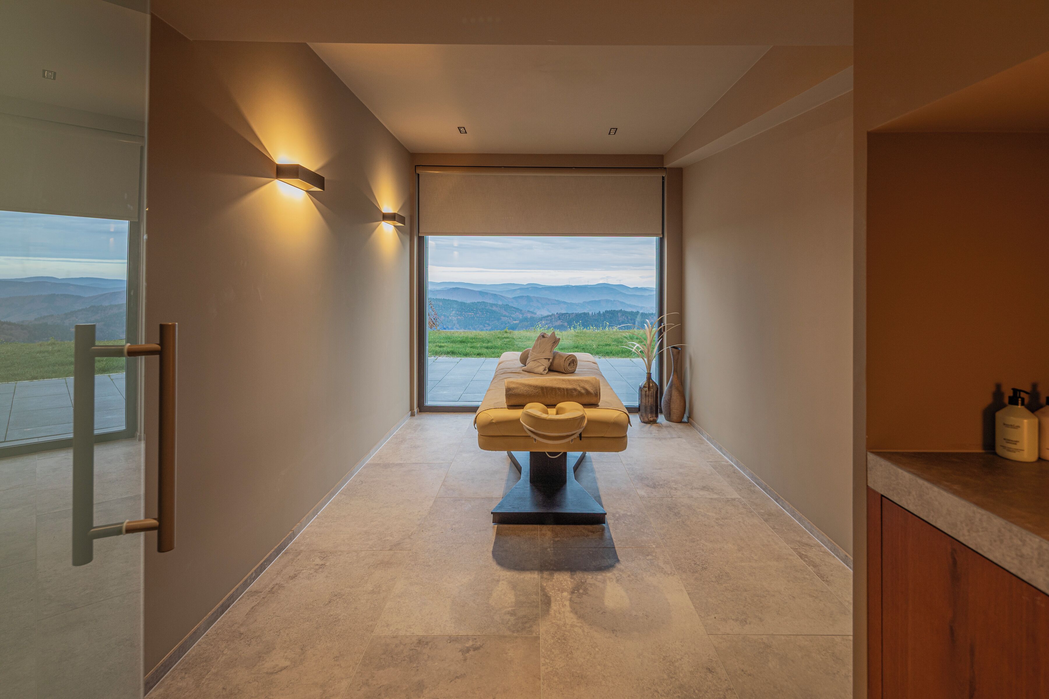 Sauna, hot tub, steam room, 2 treatment rooms, massages