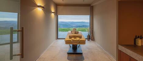 Sauna, hot tub, steam room, 2 treatment rooms, massages