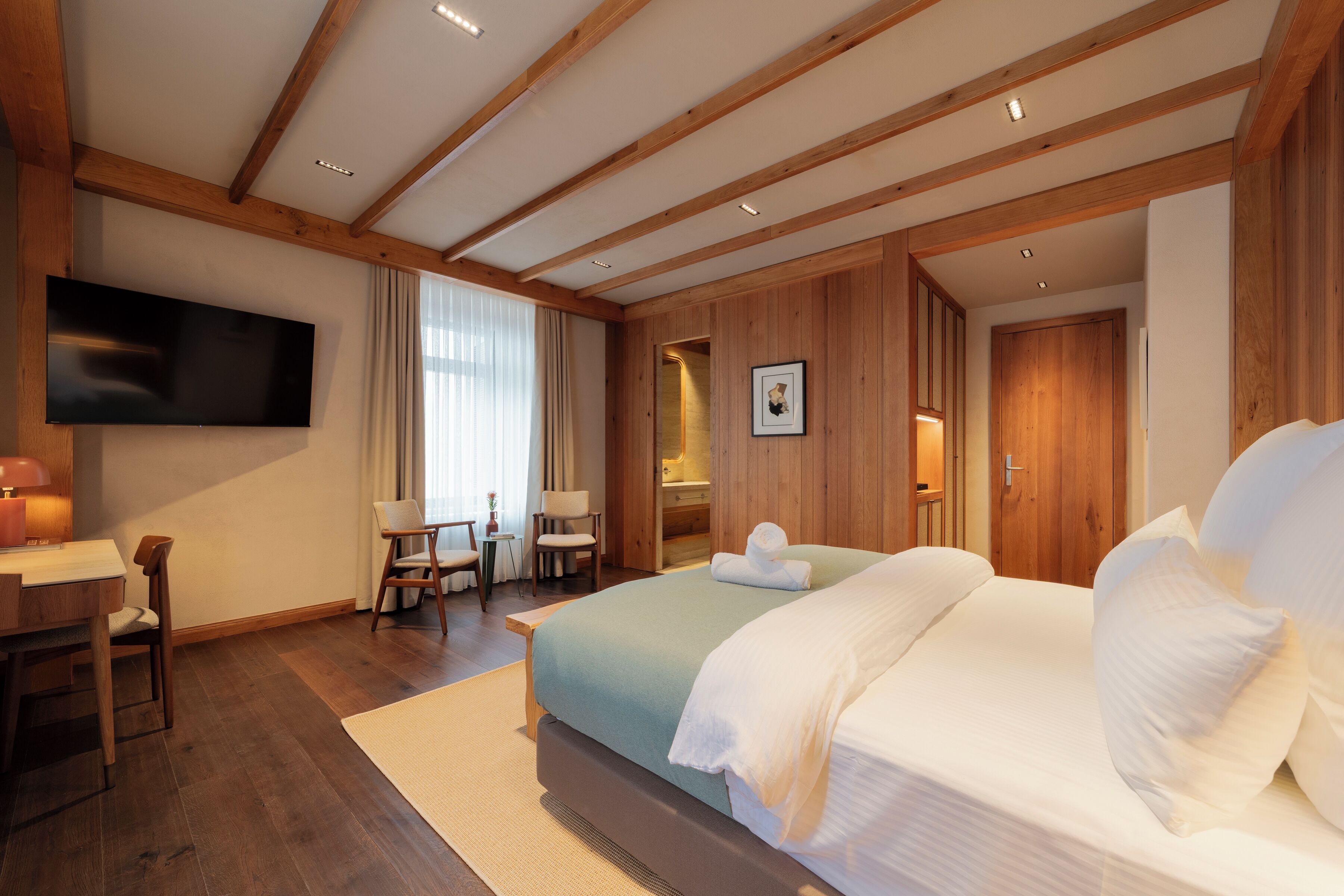 Sengetøy av topp kvalitet, safe på rommet og skrivebord