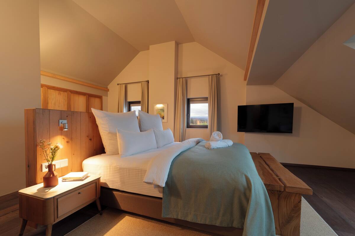 Premium bedding, in-room safe, desk, laptop workspace