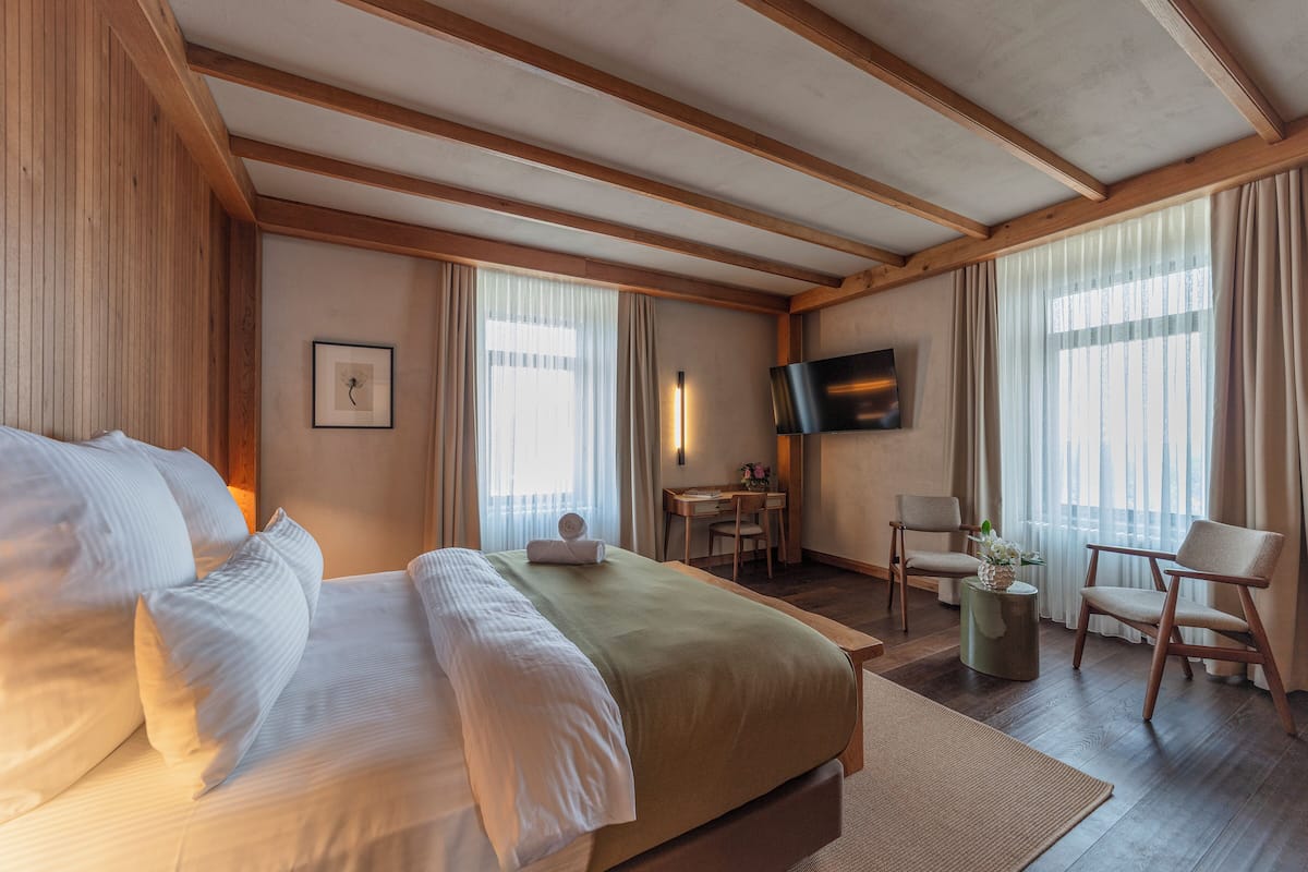 Premium bedding, in-room safe, desk, laptop workspace